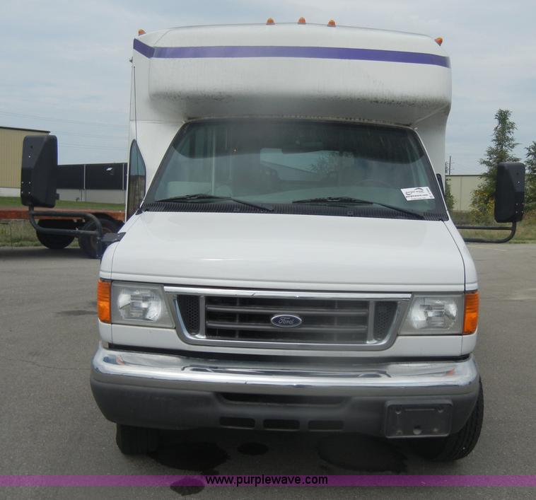 image for item D4999 2005 Ford E450 Super Duty shuttle bus
