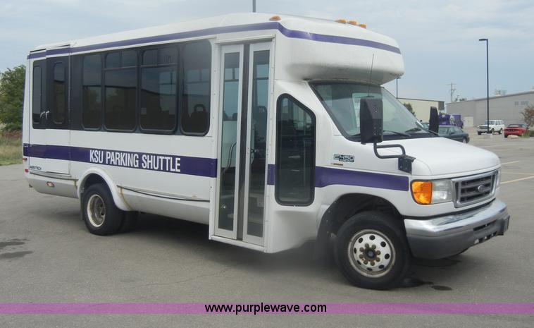 image for item D4999 2005 Ford E450 Super Duty shuttle bus