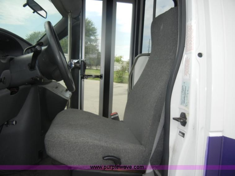 image for item D4999 2005 Ford E450 Super Duty shuttle bus