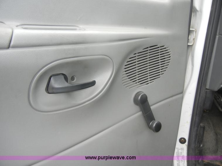 image for item D4999 2005 Ford E450 Super Duty shuttle bus