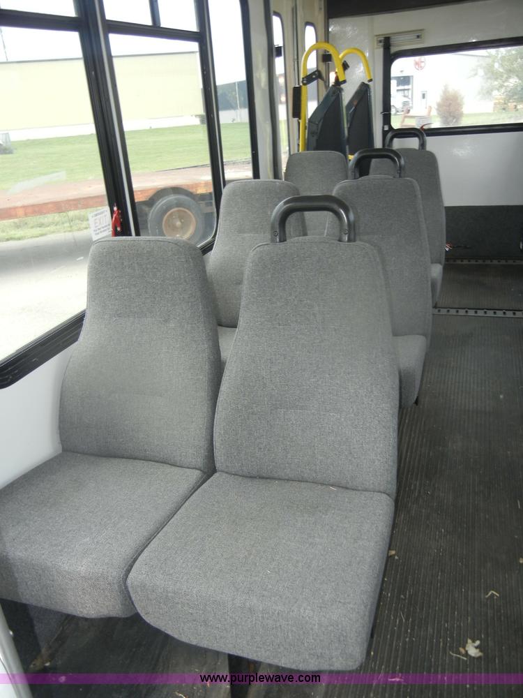 image for item D4999 2005 Ford E450 Super Duty shuttle bus