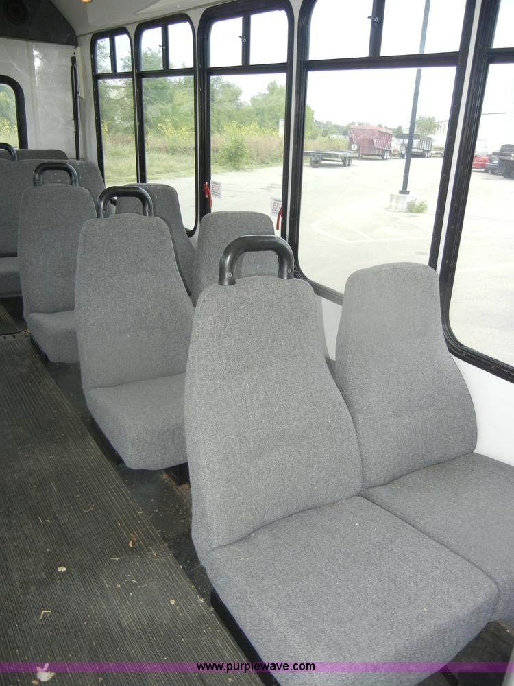 image for item D4999 2005 Ford E450 Super Duty shuttle bus