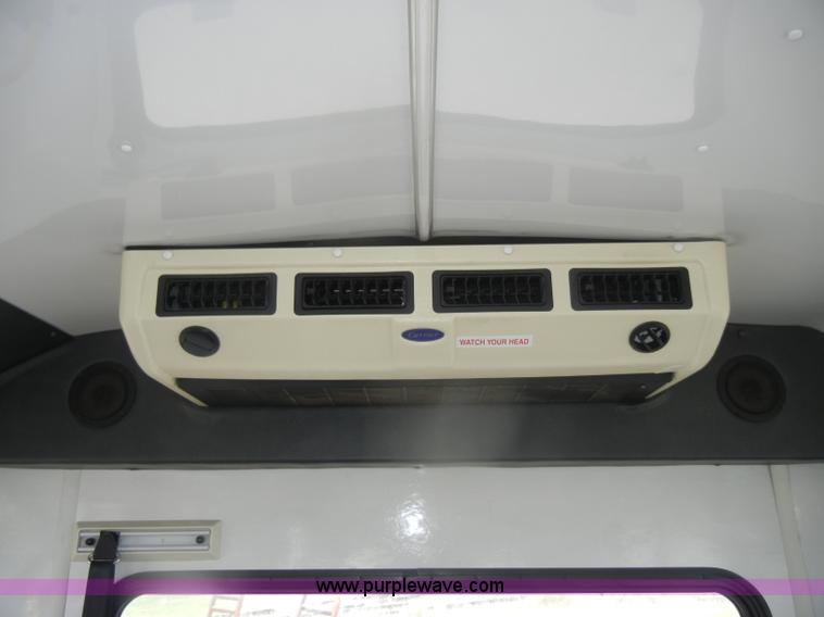 image for item D4999 2005 Ford E450 Super Duty shuttle bus