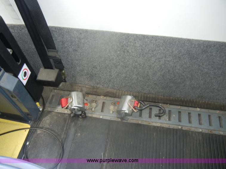 image for item D4999 2005 Ford E450 Super Duty shuttle bus