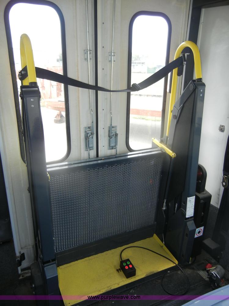 image for item D4999 2005 Ford E450 Super Duty shuttle bus