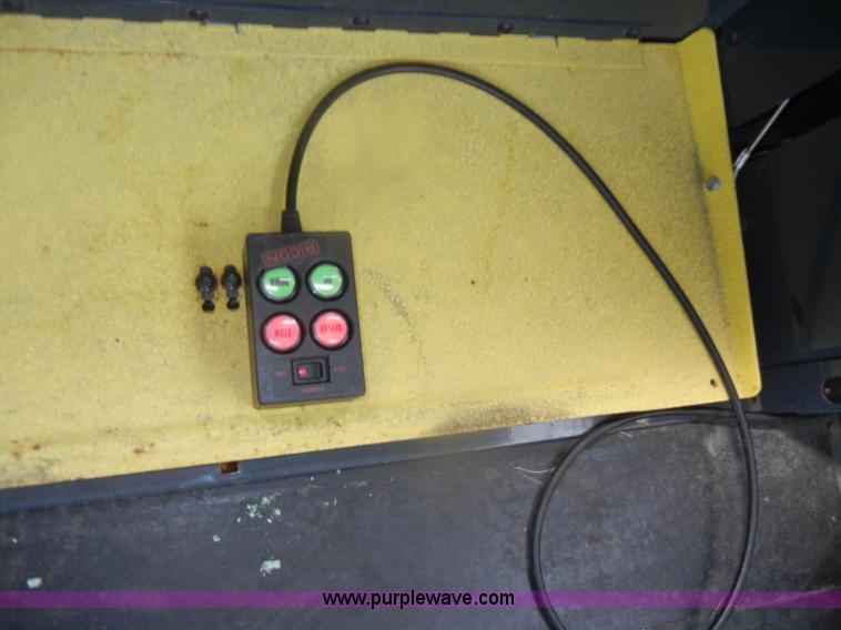 image for item D4999 2005 Ford E450 Super Duty shuttle bus