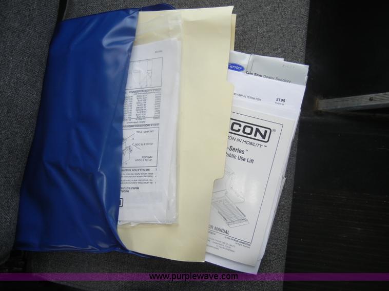 image for item D4999 2005 Ford E450 Super Duty shuttle bus