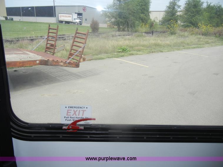 image for item D4999 2005 Ford E450 Super Duty shuttle bus