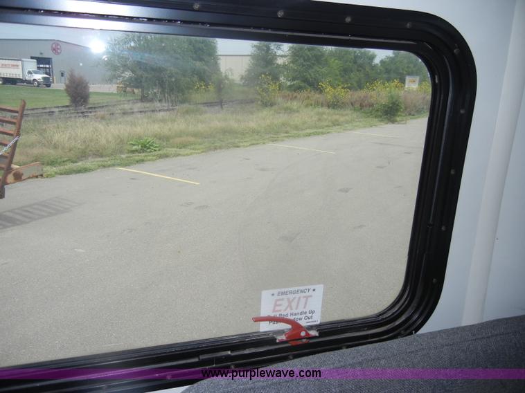 image for item D4999 2005 Ford E450 Super Duty shuttle bus