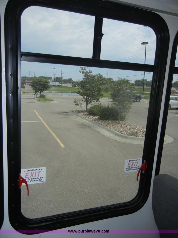 image for item D4999 2005 Ford E450 Super Duty shuttle bus