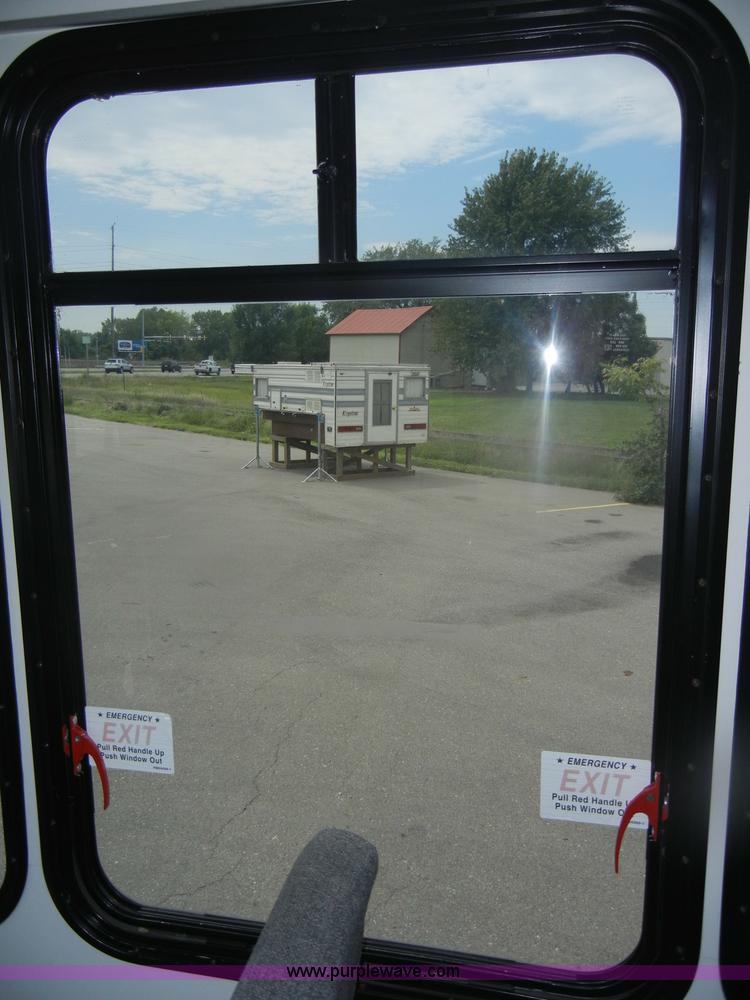 image for item D4999 2005 Ford E450 Super Duty shuttle bus