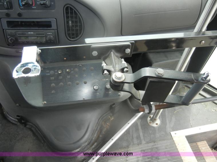 image for item D4999 2005 Ford E450 Super Duty shuttle bus