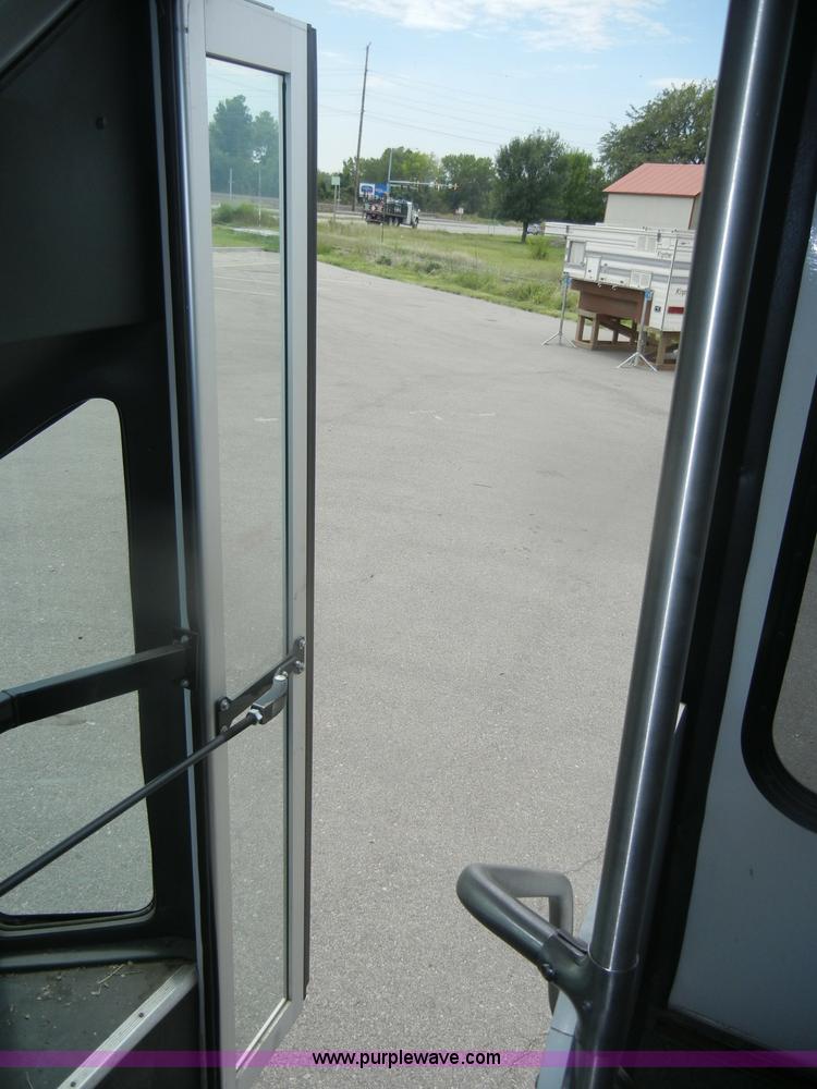 image for item D4999 2005 Ford E450 Super Duty shuttle bus