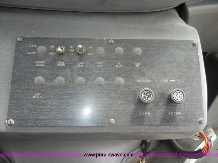 image for item D4999 2005 Ford E450 Super Duty shuttle bus