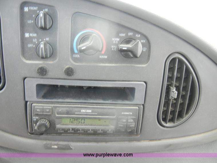image for item D4999 2005 Ford E450 Super Duty shuttle bus