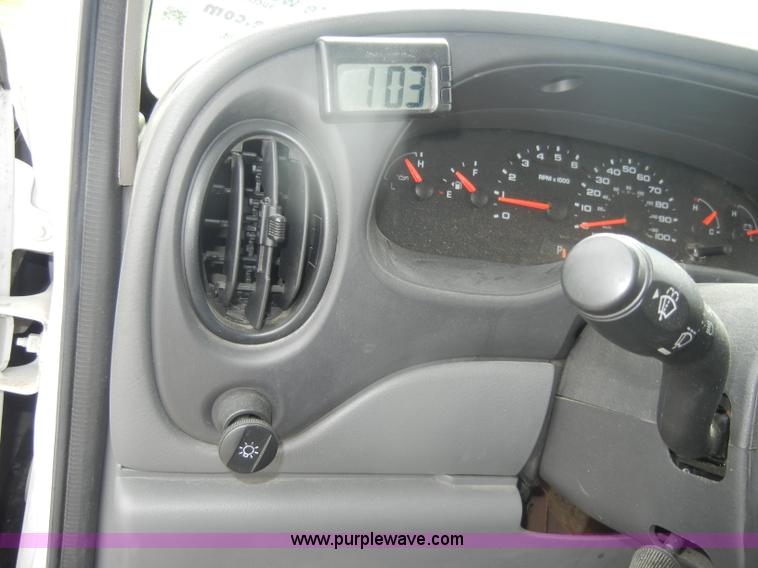 image for item D4999 2005 Ford E450 Super Duty shuttle bus