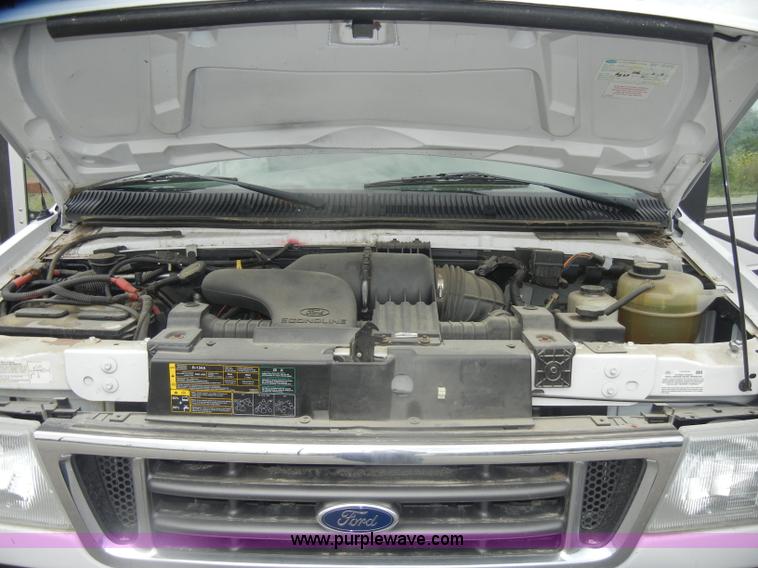 image for item D4999 2005 Ford E450 Super Duty shuttle bus