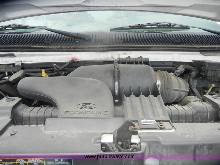 image for item D4999 2005 Ford E450 Super Duty shuttle bus