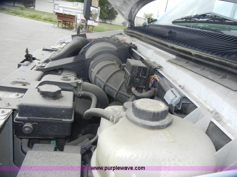 image for item D4999 2005 Ford E450 Super Duty shuttle bus