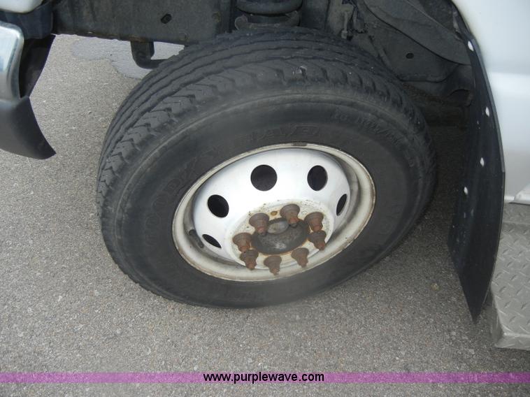 image for item D4999 2005 Ford E450 Super Duty shuttle bus