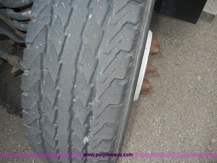 image for item D4999 2005 Ford E450 Super Duty shuttle bus