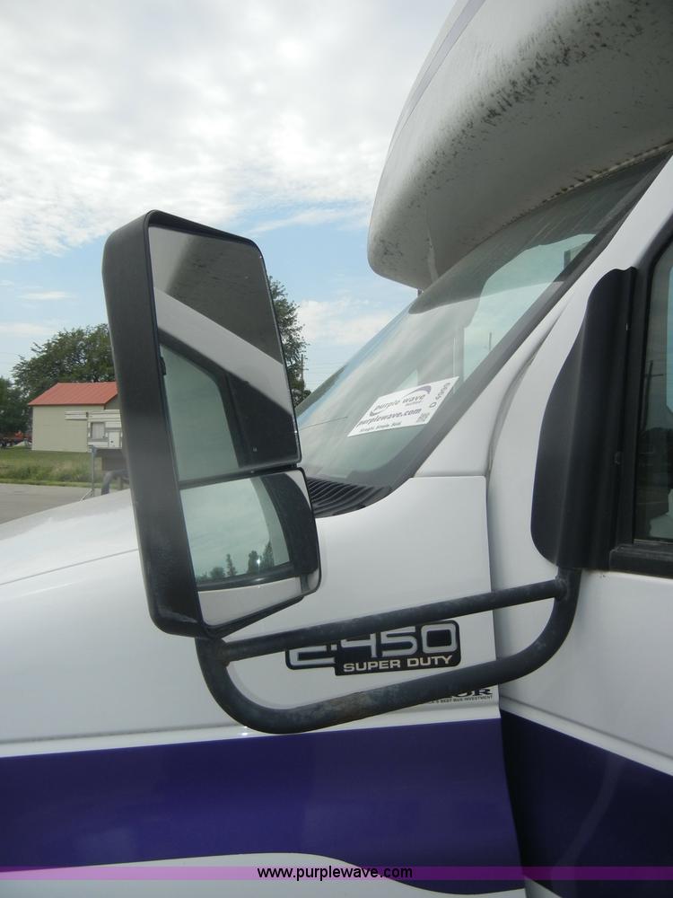image for item D4999 2005 Ford E450 Super Duty shuttle bus