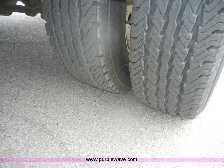 image for item D4999 2005 Ford E450 Super Duty shuttle bus