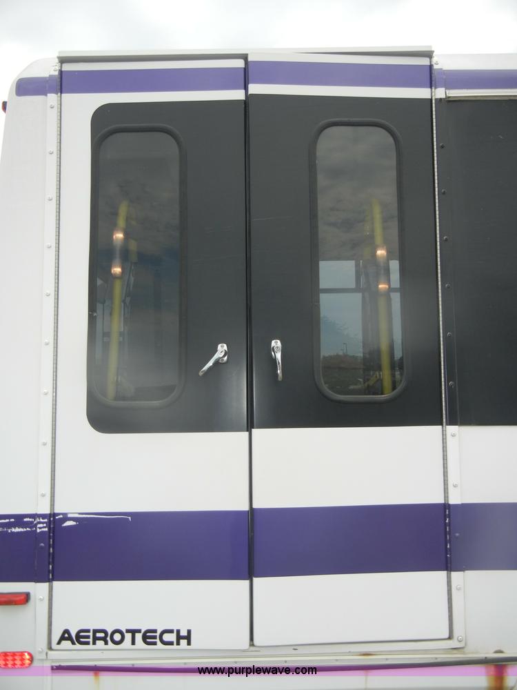 image for item D4999 2005 Ford E450 Super Duty shuttle bus