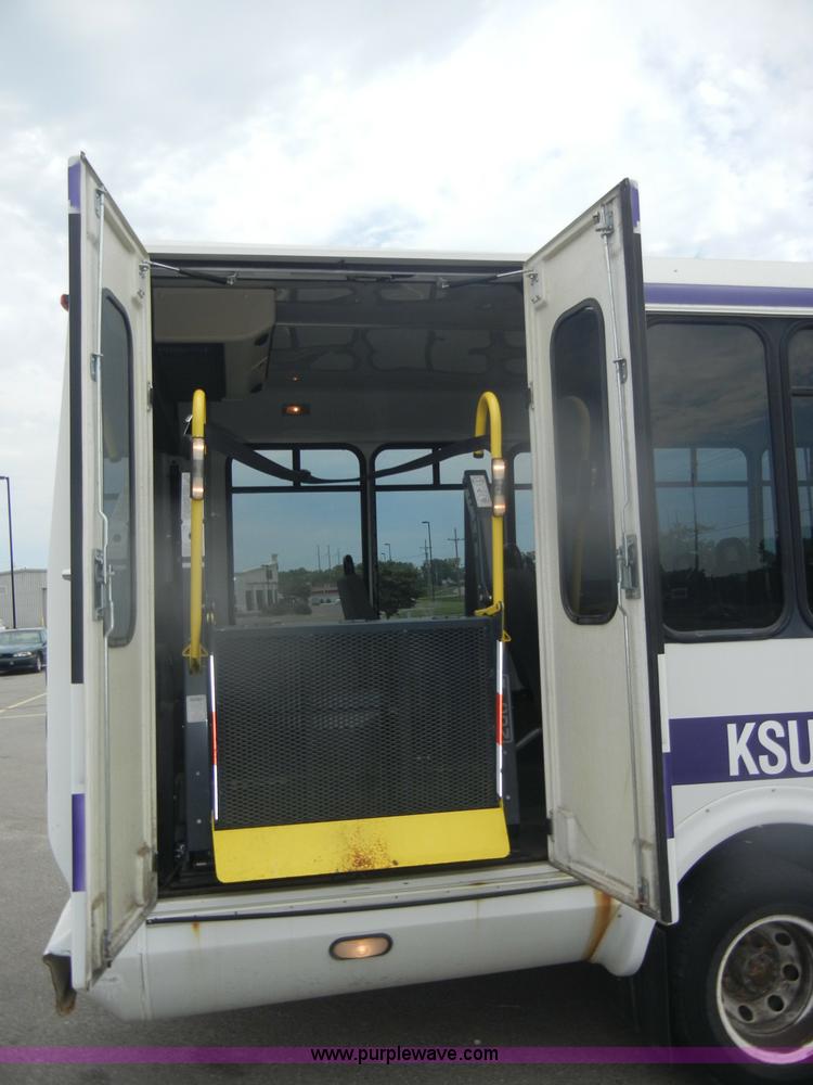 image for item D4999 2005 Ford E450 Super Duty shuttle bus