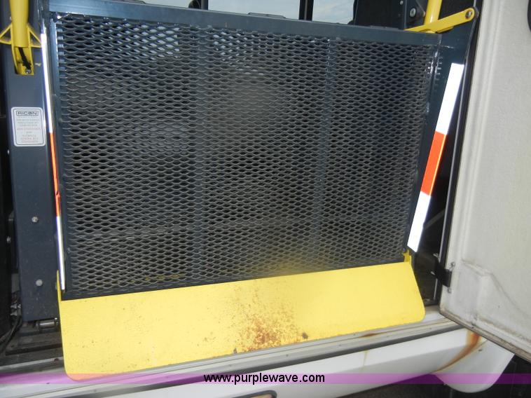 image for item D4999 2005 Ford E450 Super Duty shuttle bus