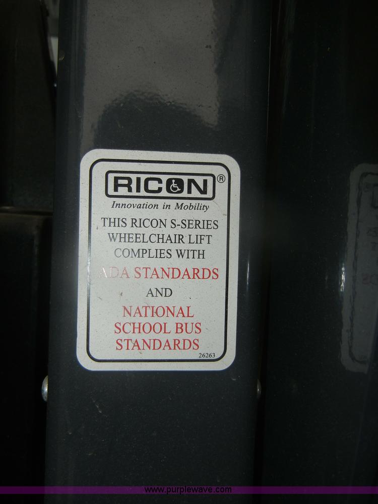 image for item D4999 2005 Ford E450 Super Duty shuttle bus