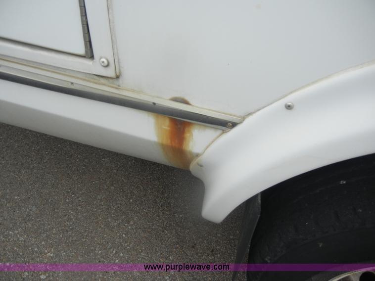 image for item D4999 2005 Ford E450 Super Duty shuttle bus