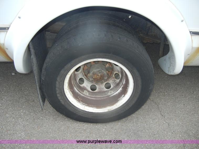 image for item D4999 2005 Ford E450 Super Duty shuttle bus