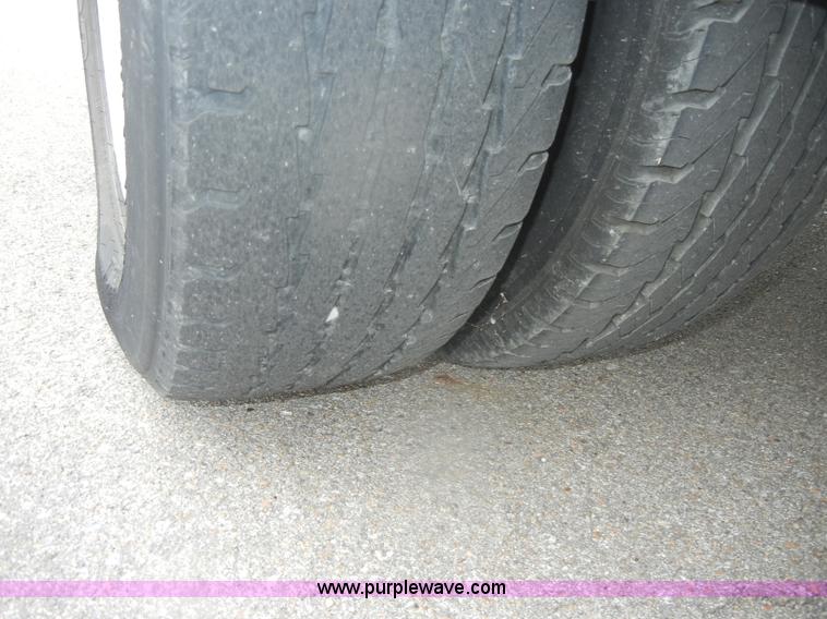 image for item D4999 2005 Ford E450 Super Duty shuttle bus