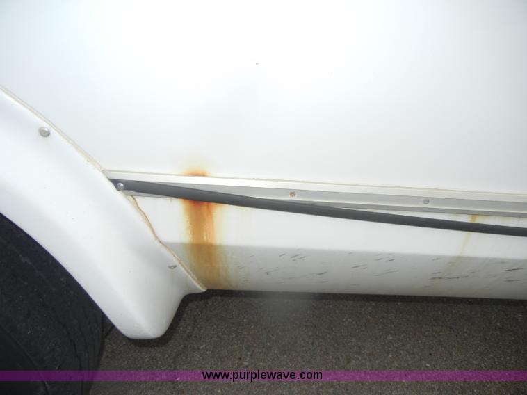 image for item D4999 2005 Ford E450 Super Duty shuttle bus