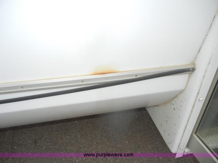 image for item D4999 2005 Ford E450 Super Duty shuttle bus