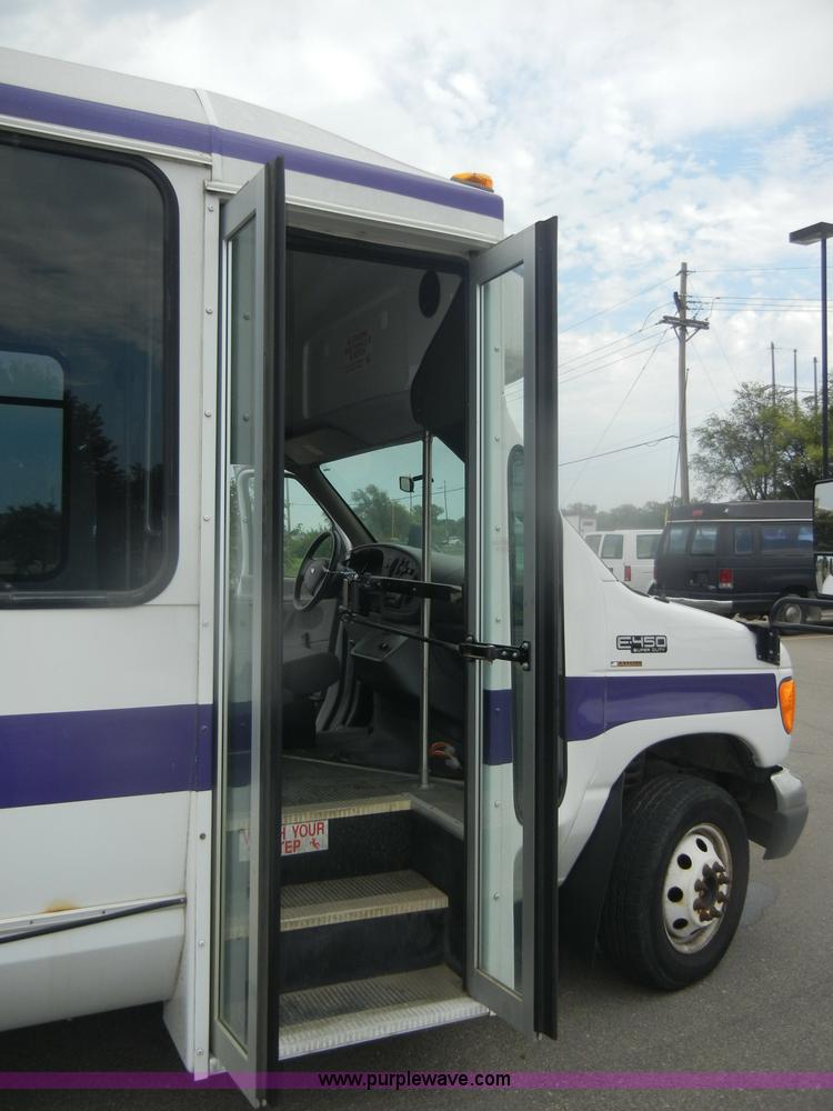 image for item D4999 2005 Ford E450 Super Duty shuttle bus