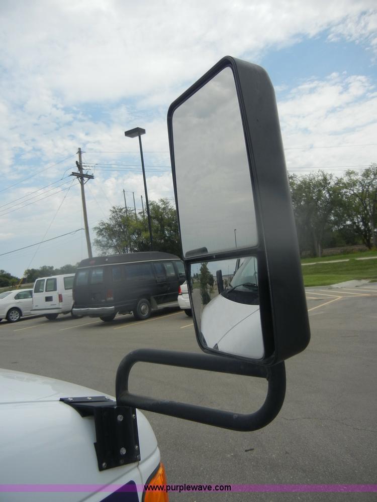 image for item D4999 2005 Ford E450 Super Duty shuttle bus