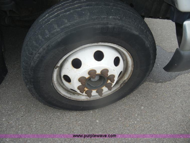 image for item D4999 2005 Ford E450 Super Duty shuttle bus