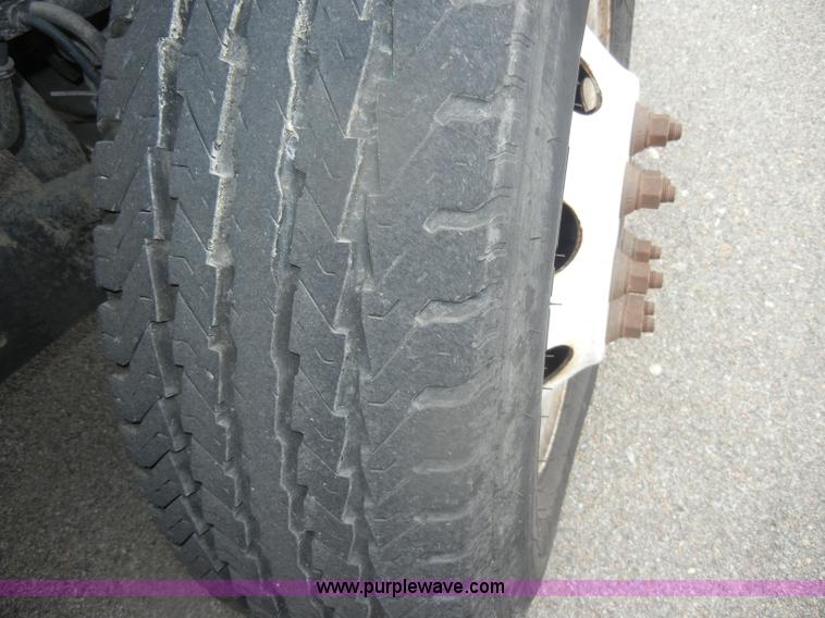 image for item D4999 2005 Ford E450 Super Duty shuttle bus