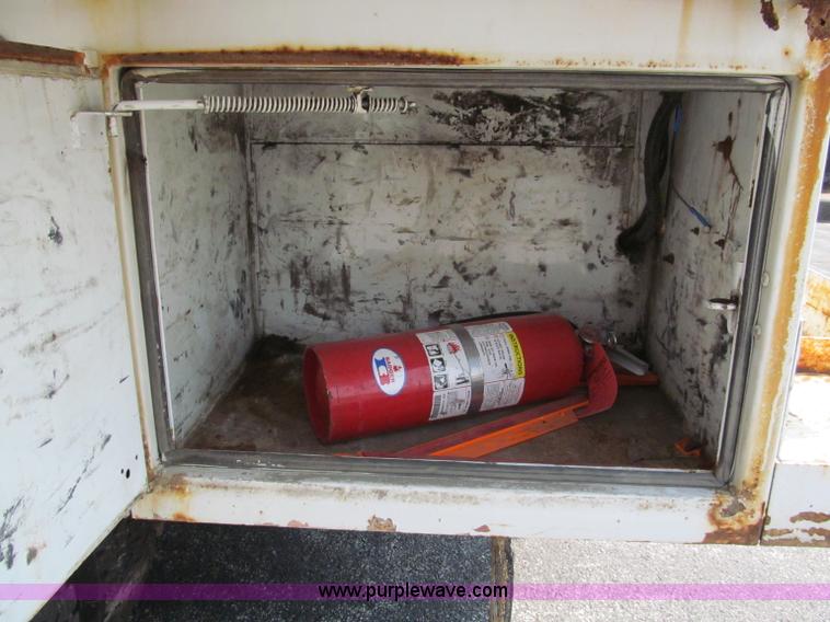 image for item E2147 2003 Ford F550 XL Super Duty bucket truck