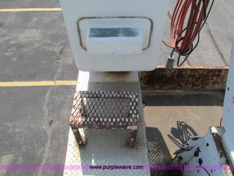 image for item E2147 2003 Ford F550 XL Super Duty bucket truck