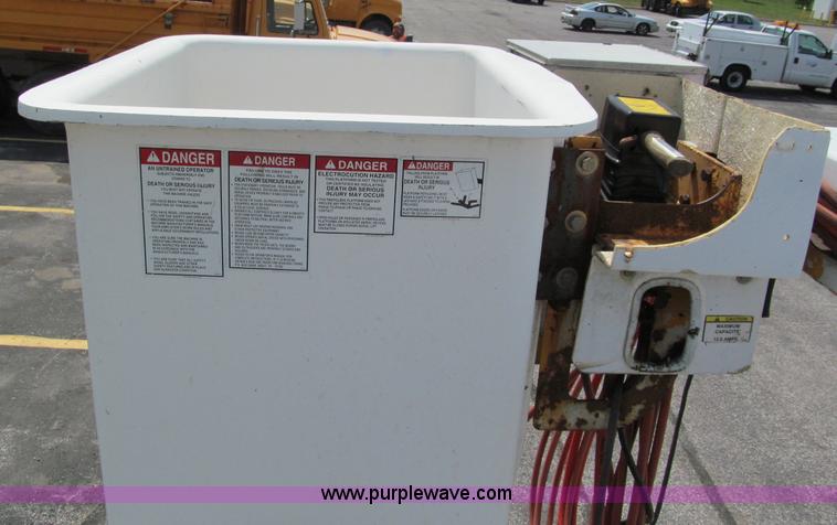 image for item E2147 2003 Ford F550 XL Super Duty bucket truck