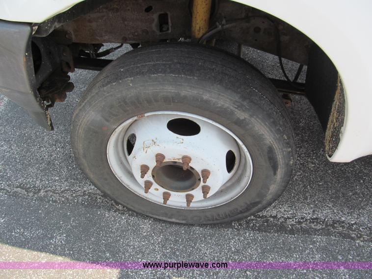 image for item E2147 2003 Ford F550 XL Super Duty bucket truck