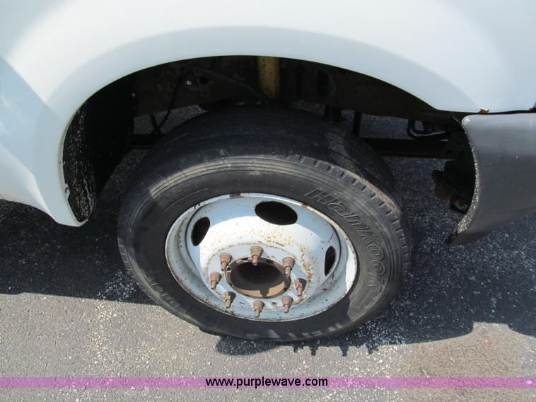image for item E2147 2003 Ford F550 XL Super Duty bucket truck