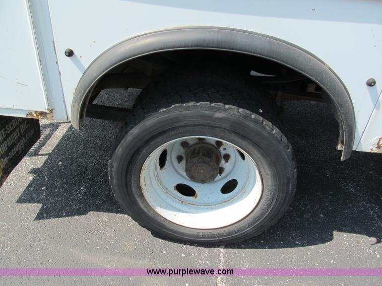 image for item E2147 2003 Ford F550 XL Super Duty bucket truck