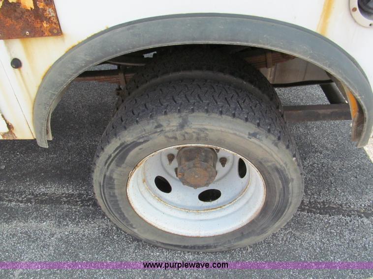 image for item E2147 2003 Ford F550 XL Super Duty bucket truck