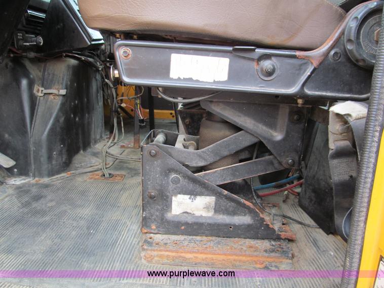 image for item E2148 1999 International 4900 dump truck