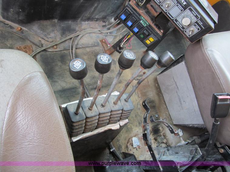 image for item E2148 1999 International 4900 dump truck