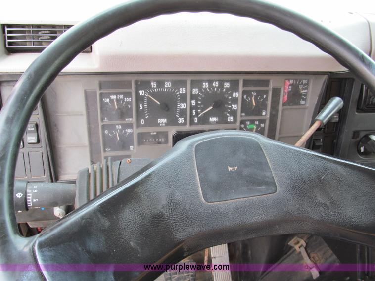 image for item E2148 1999 International 4900 dump truck